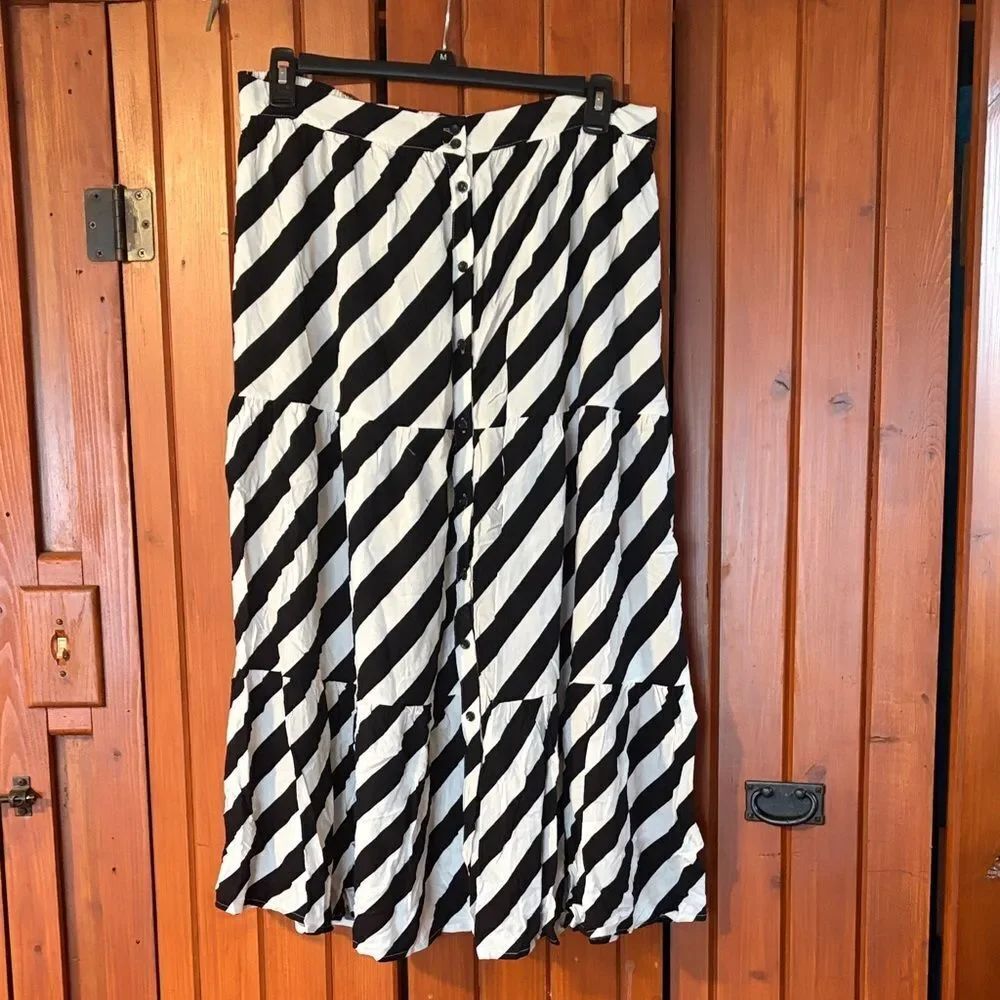 Nine West Black and White Diagonal Striped Maxi Skirt. Size XXL. RS